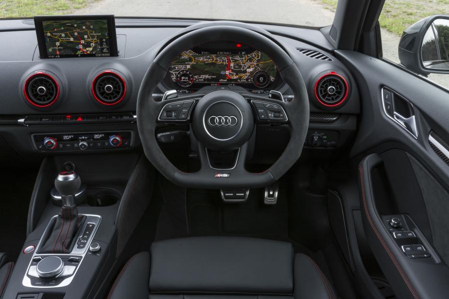 Торпедо Audi RS3 Sedan (8V) 2017 года  (UK) (фото 3 из 40)